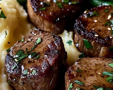 Garlic Butter Steak Bites with Mashed Potatoes and Green Beans